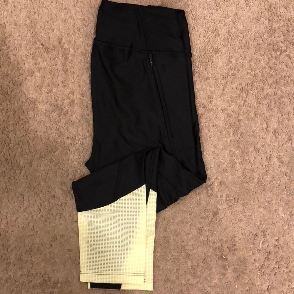 Under Armour Crops - Picture 1 of 6
